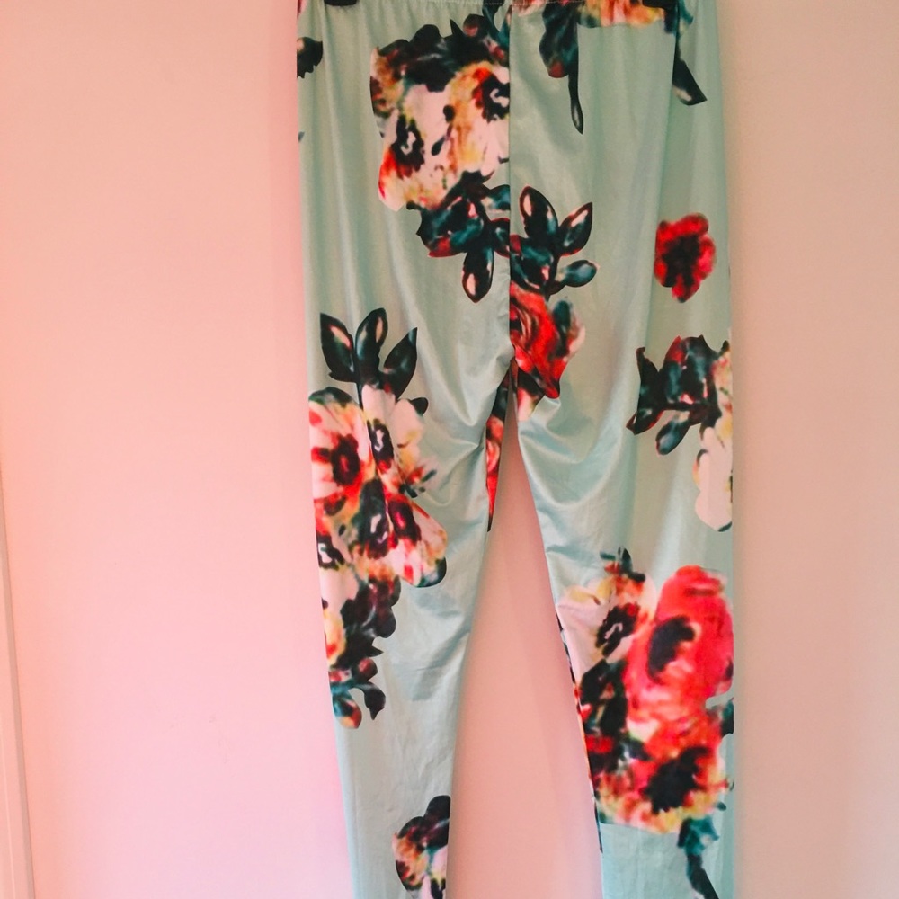 Stretchy Patterned Mint Leggings